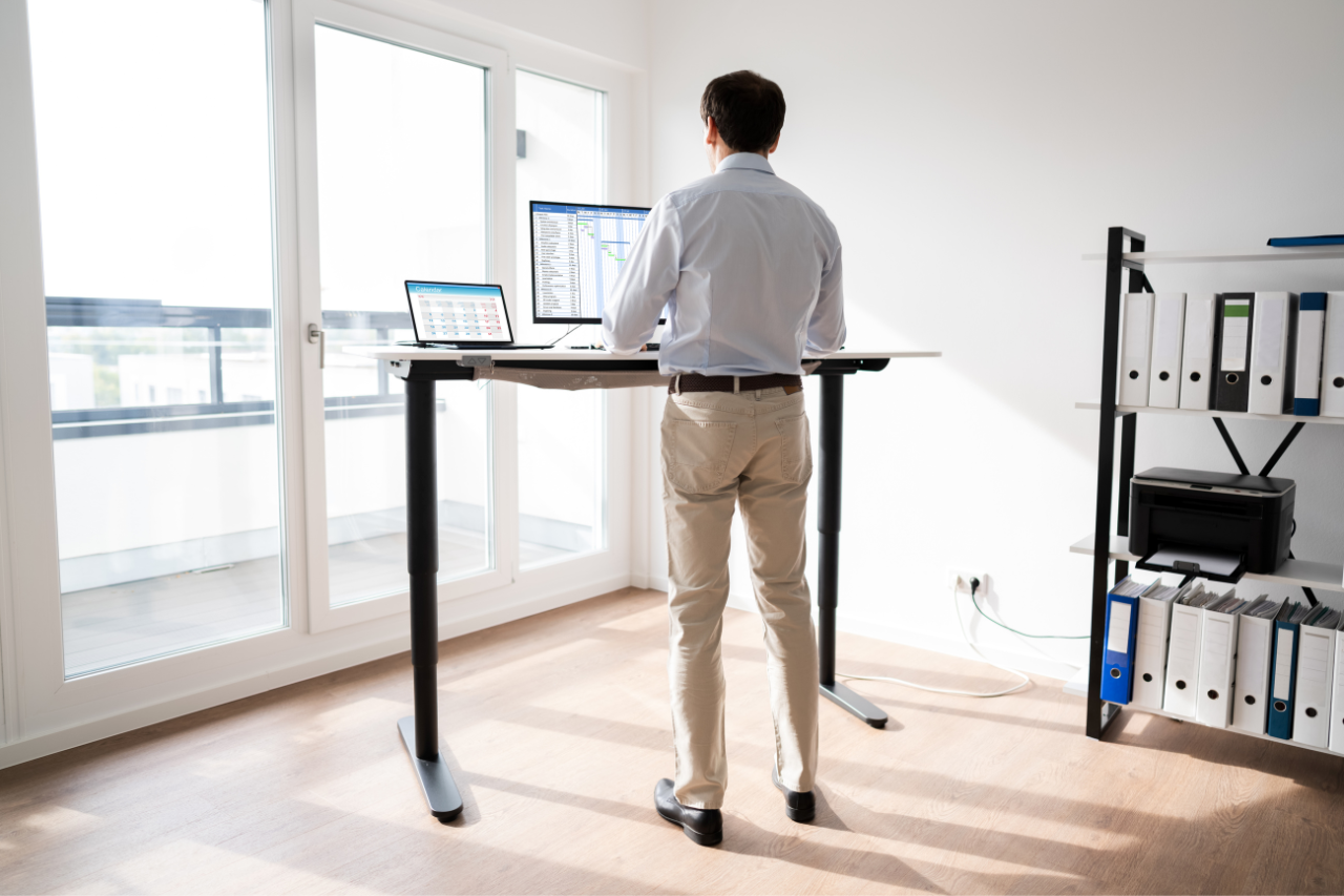 Standing desk: cos'è e i benefici del lavorare in piedi - Donna Moderna